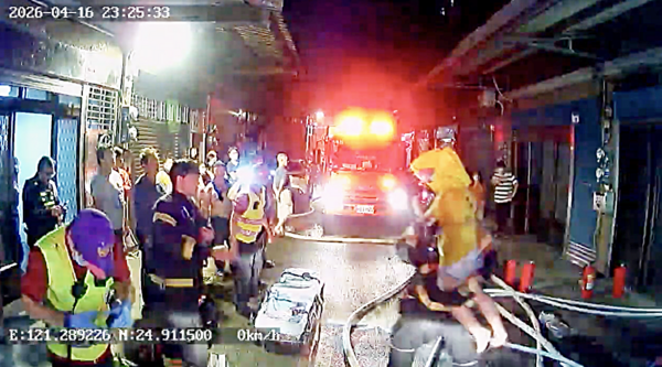 ▲桃園市大溪區介壽路民宅昨天深夜傳出大火，警消分組救出受困人員。（圖／桃園市消防局第四大隊提供）