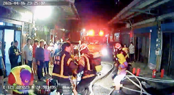 ▲桃園市大溪區介壽路民宅昨天深夜傳出大火，警消救出受困人員後由救護車送醫觀察。（圖／桃園市消防局第四大隊提供）
