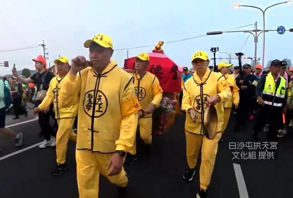 ▲白沙屯媽祖正急行軍回宮，大甲媽祖今深夜起駕，是否再現雙媽會盛況，萬眾矚目。圖為白沙屯媽祖行程。（圖／白沙屯拱天宮提供）