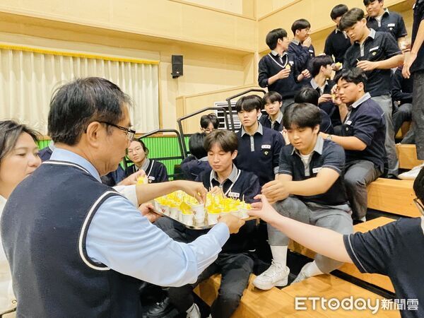 ▲黃偉哲走進韓國平澤東一工業高中推廣台南鳳梨。（記者林東良翻攝，下同）