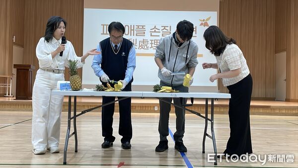 ▲黃偉哲走進韓國平澤東一工業高中推廣台南鳳梨。（記者林東良翻攝，下同）