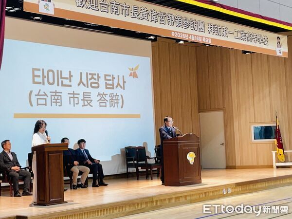 ▲黃偉哲走進韓國平澤東一工業高中推廣台南鳳梨。（記者林東良翻攝，下同）