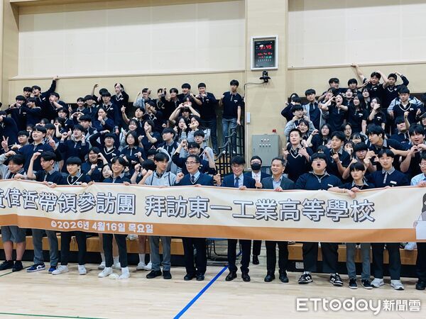 ▲黃偉哲走進韓國平澤東一工業高中推廣台南鳳梨。（記者林東良翻攝，下同）