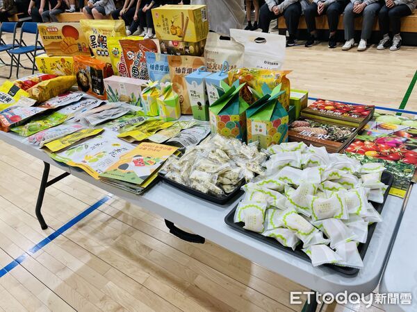 ▲黃偉哲走進韓國平澤東一工業高中推廣台南鳳梨。（記者林東良翻攝，下同）