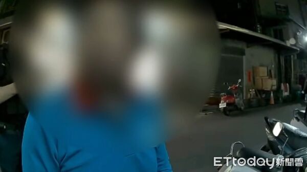 ▲吳姓男子進入藥局摸5歲男童臀部，遭到警方逮捕移送。（圖／記者陸運陞翻攝）