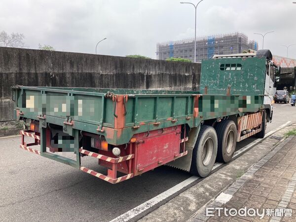 ▲▼大貨車疑視線死角撞倒機車，阿嬤雙腿變形搶命。（圖／民眾提供）