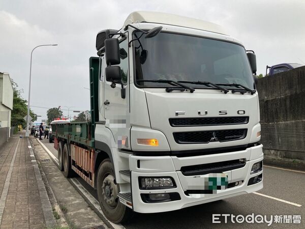 ▲▼大貨車疑視線死角撞倒機車，阿嬤雙腿變形搶命。（圖／民眾提供）