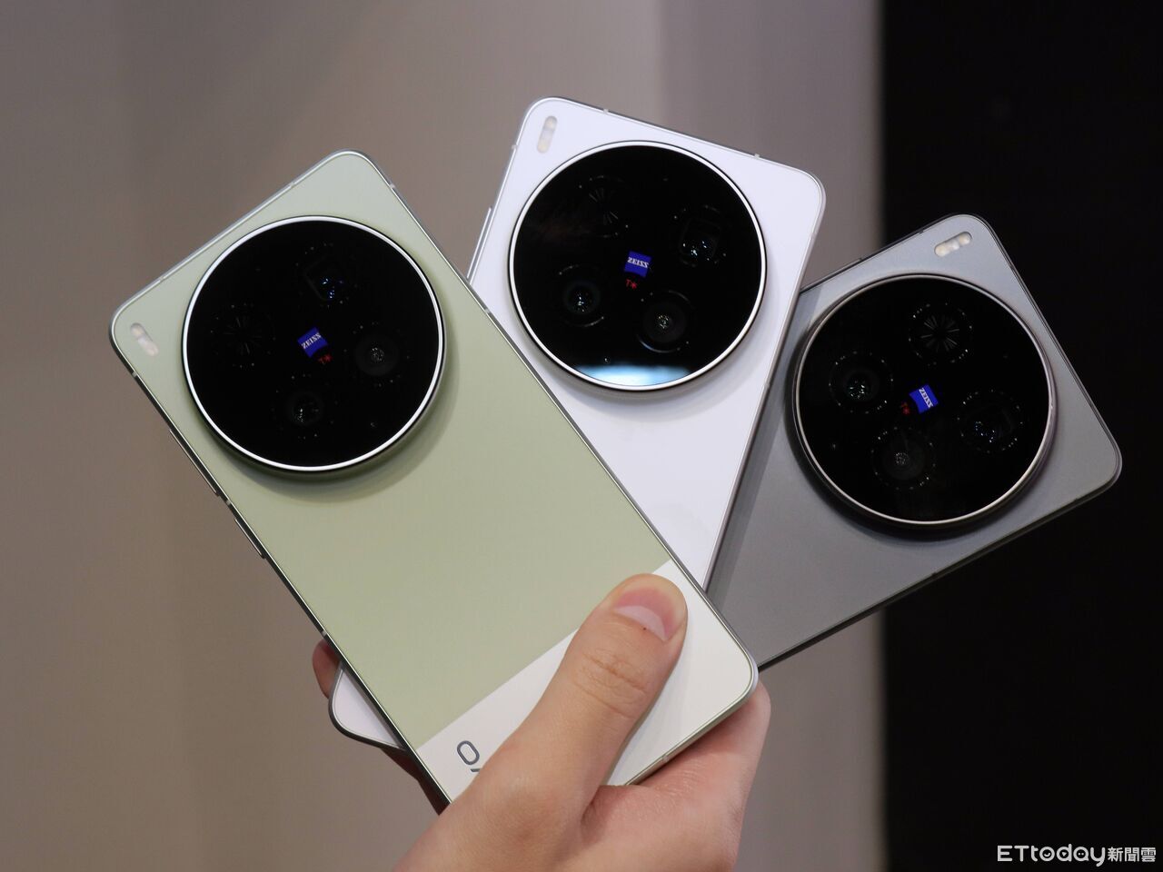 vivo X300 Ultra登台「價格扛住」 400mm增距鏡助陣搶演唱會神機