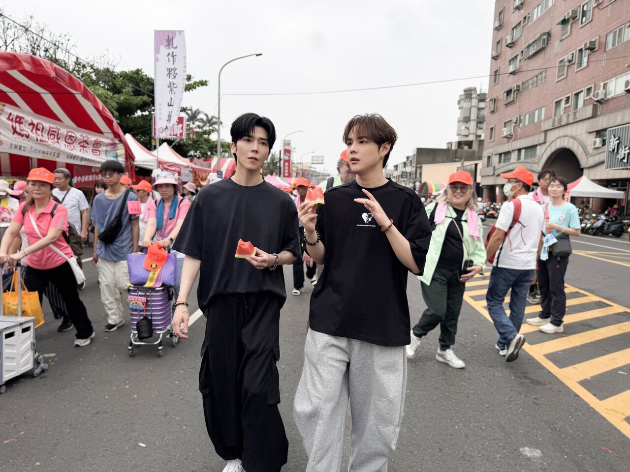 ▲▼畢書盡、郭家瑋參與白沙屯媽祖進香。（圖／索尼提供）