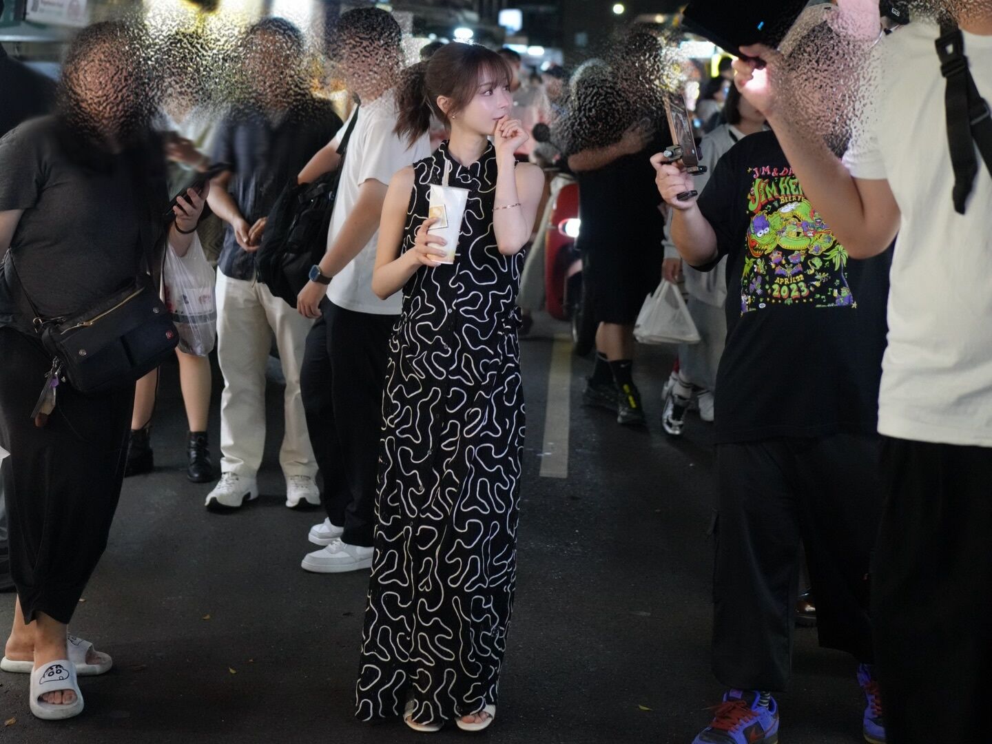 ▲▼桃乃木香奈逛夜市吃小吃、拍影片，吸引民眾圍觀拍照。（圖／翻攝自Facebook／桃乃木かな）