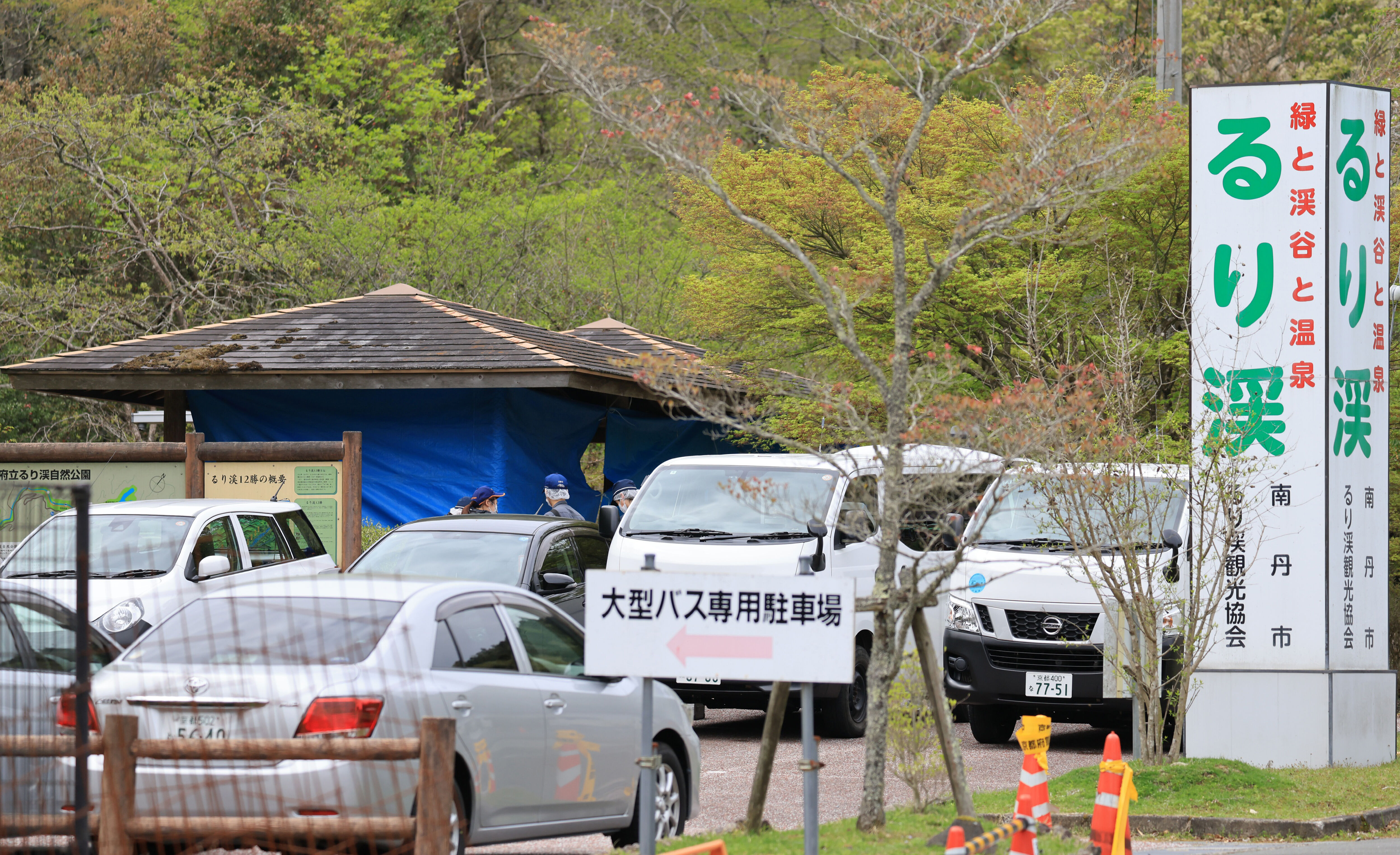 ▲▼警方18日上午前往京都府南丹市當地知名觀光景點「琉璃溪」停車場公廁進行鑑識。（圖／達志影像／美聯社）