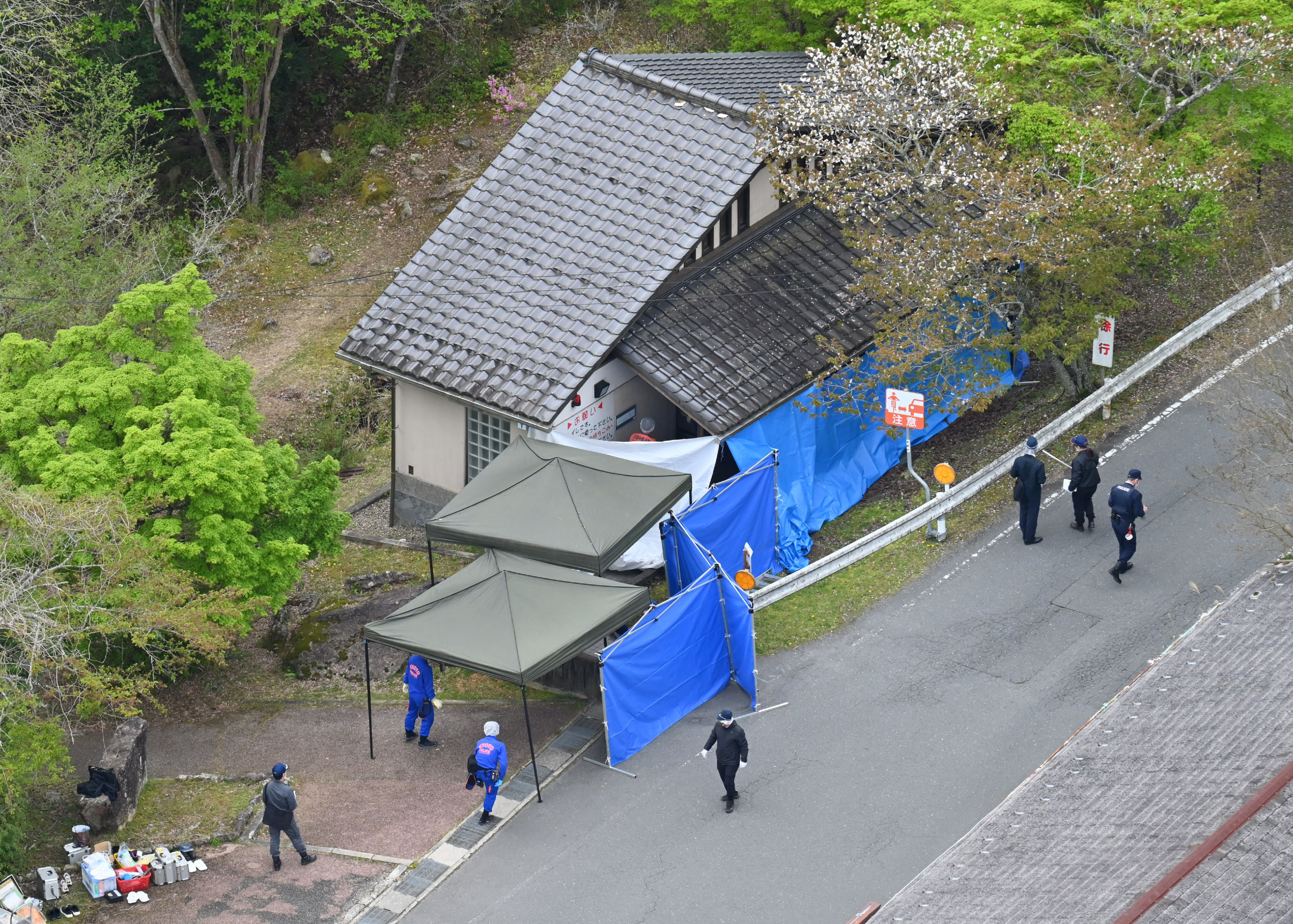 ▲▼警方18日上午前往京都府南丹市當地知名觀光景點「琉璃溪」停車場公廁進行鑑識。（圖／達志影像／美聯社）
