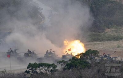 三軍聯訓基地火力實彈測考　F-16投放BDU練習彈模擬攻擊
