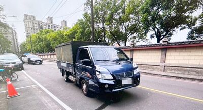 中壢小貨車「追撞輪椅」！90歲嬤、看護慘噴飛躺地　意識不清搶救中