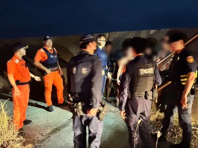 5男半夜偷挖「12.5kg帶殼牡蠣」！還帶麻布袋裝　當場被海巡抓包