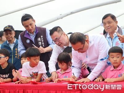 合體走淡江大橋　侯友宜讚李四川貢獻：「橋」見未來的新北