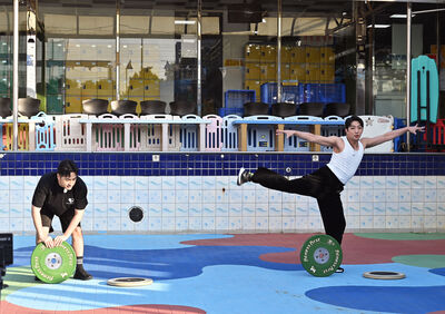 鹿希派體力不支「喊停拉褲子」　包庭政崩潰大喊：我才是包偉銘之子