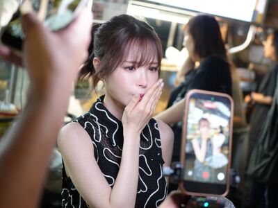 桃乃木香奈突現身南機場夜市！　害羞摀嘴反應曝光