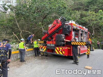 南投竹山「砂石車撞破護欄」飛墜山谷！駕駛噴出車外　卡50m深處亡