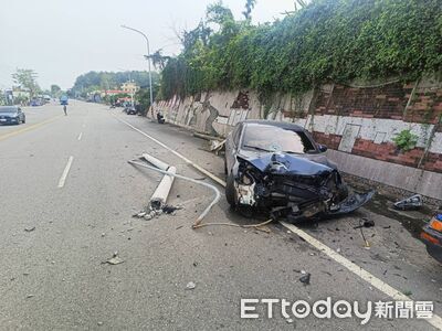 台中東勢駕駛「分心撿東西」自撞！電桿斷3截　車頭全毀