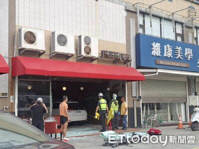 快訊／女駕駛開車「整台衝進85度C」！　男客人吃早餐慘被撞死