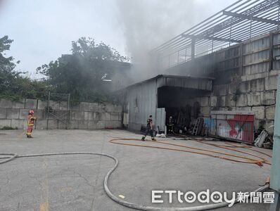 汐止停車場倉庫「雜物突起火」竄恐怖黑煙　警消馳援灌救