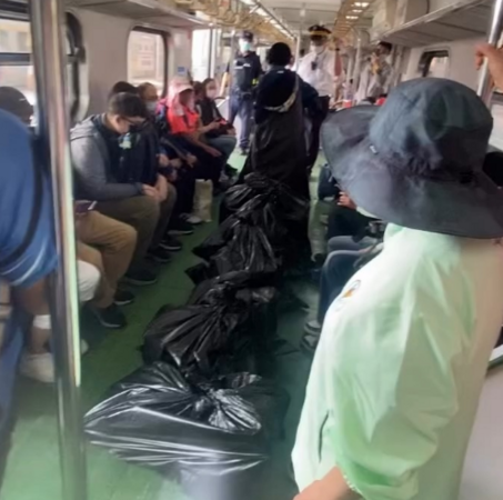 ▲女子違法攜帶8大件行李上車。（圖／翻攝自爆料公社）