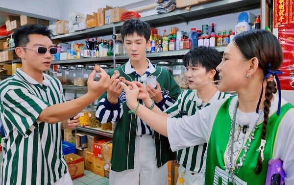 ▲謝依霖與周深。（圖／中天提供）