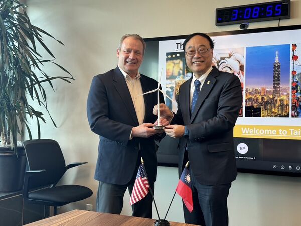 ▲台灣港務公司周永暉董事長(右)率TIPC團隊拜訪西雅圖港務局，致贈風電機模型給西雅圖港務局執行長Steve Metruck(左)。（圖／港務公司提供）