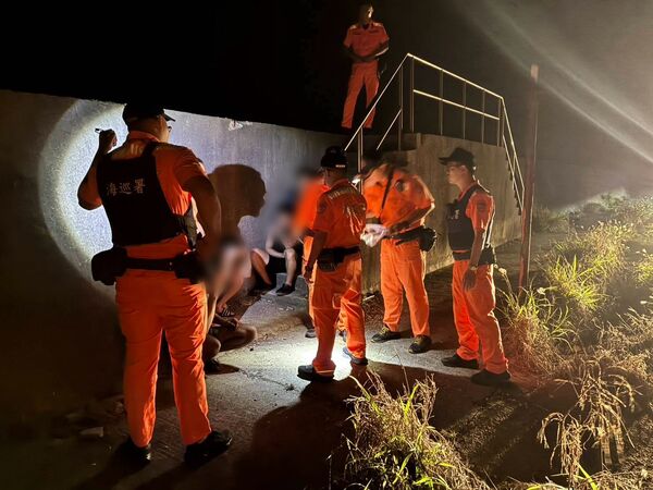 ▲海巡人員發現5移工盜採蚵田。（圖／海巡署第三岸巡隊提供）