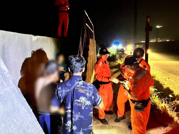 ▲海巡人員發現5移工盜採蚵田。（圖／海巡署第三岸巡隊提供）