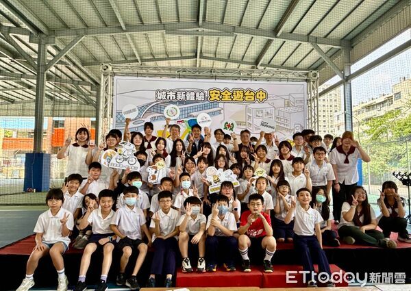 ▲▼台中市政府交通局結合國際IP彩繪校園，讓交通安全觀念從小扎根。（圖／台中市政府提供，下同）