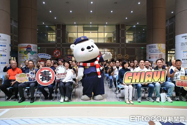 ▲▼ 嘉市警雷霆掃毒打詐肅槍！「喪屍煙彈、拉布布毒咖啡包」無所遁形 市長黃敏惠慰勉治安英雄 。（圖／記者翁伊森攝）