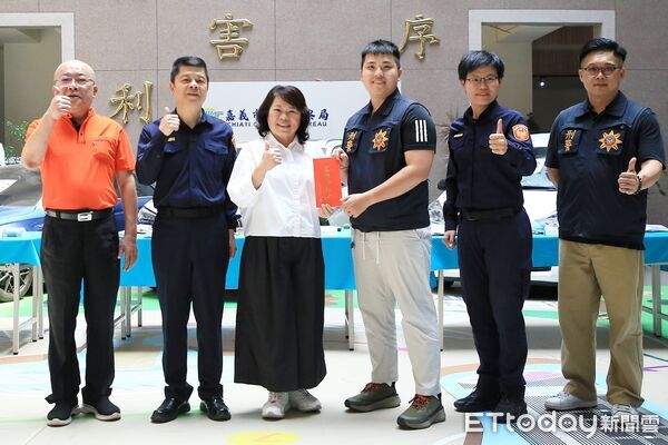▲▼ 嘉市警雷霆掃毒打詐肅槍！「喪屍煙彈、拉布布毒咖啡包」無所遁形 市長黃敏惠慰勉治安英雄 。（圖／記者翁伊森攝）