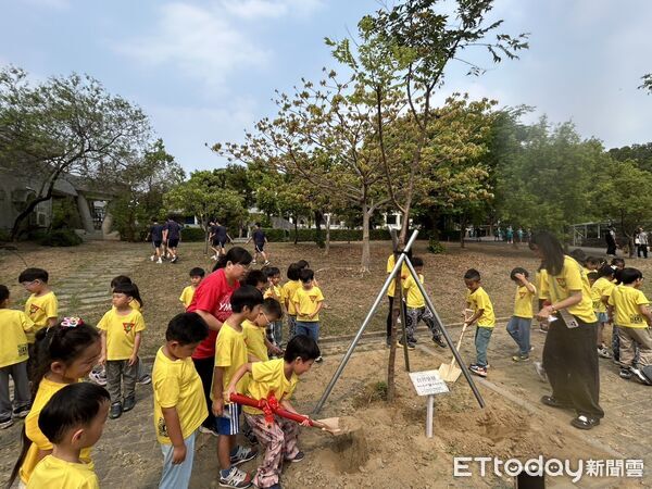 ▲台南推動校園樹木補植計畫，師生親手種下希望。（記者林東良翻攝，下同）