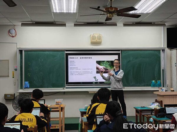 ▲台南推動校園樹木補植計畫，師生親手種下希望。（記者林東良翻攝，下同）