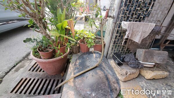 ▲▼進香信徒未經過屋主同意，擅自開水龍頭清洗物品，造成屋主不便。（圖／記者黃彥傑攝）