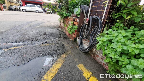 ▲▼進香信徒未經過屋主同意，擅自開水龍頭清洗物品，造成屋主不便。（圖／記者黃彥傑攝）