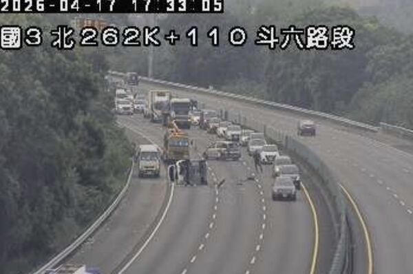 ▲▼國道3號南下斗六路段，17日傍晚發生5車追撞事故。（圖／高速公路1968）