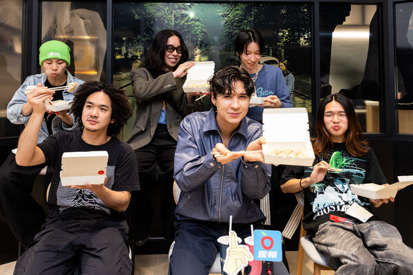 ▲▼Billyrrom把「臭豆腐泡麵」帶回日本嚇傻　主唱：在2樓都聽到慘叫聲。（圖／Billyrrom提供）