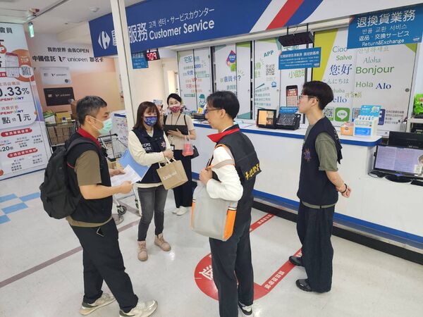 ▲▼檢察事務官蘇大慶，會同警調與行政單位聯合稽查家樂福桂林店塑膠袋等商品供需情形。（圖／北檢提供）