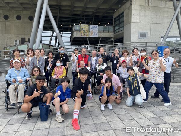 ▲高榮南院帶長者前往台史館參訪，重拾外出交流的喜悅。（記者林東良翻攝，下同）