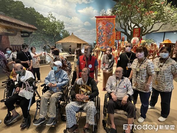 ▲高榮南院帶長者前往台史館參訪，重拾外出交流的喜悅。（記者林東良翻攝，下同）