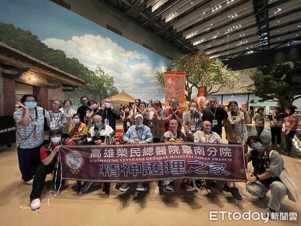 ▲高榮南院帶長者前往台史館參訪，重拾外出交流的喜悅。（記者林東良翻攝，下同）