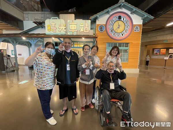 ▲高榮南院帶長者前往台史館參訪，重拾外出交流的喜悅。（記者林東良翻攝，下同）