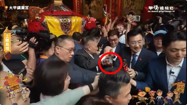 ▲▼大甲鎮瀾宮千里眼神像掉落。（圖／翻攝大甲鎮瀾宮直播）