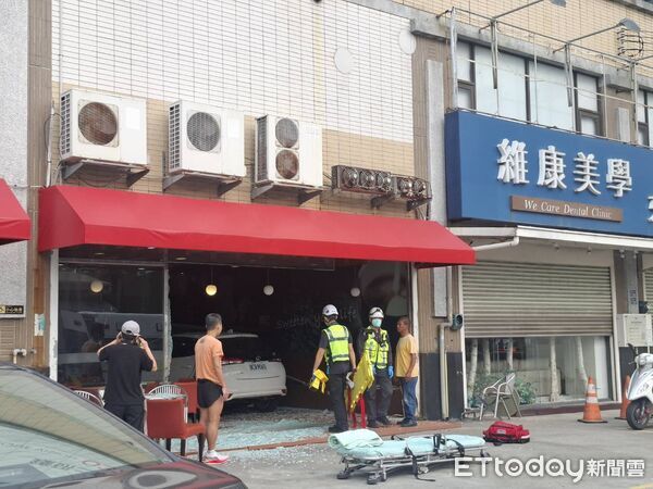 ▲▼             苗栗頭份市中央路400號的85度C遭轎車衝撞，造成1人死亡。（圖／記者楊永盛翻攝，下同）