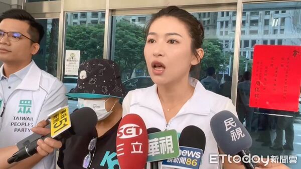 ▲▼台中市西屯區市議員參選人劉芩妤報案，指她和柯文哲等人遭噴辣椒水。（圖／記者鄧木卿攝）