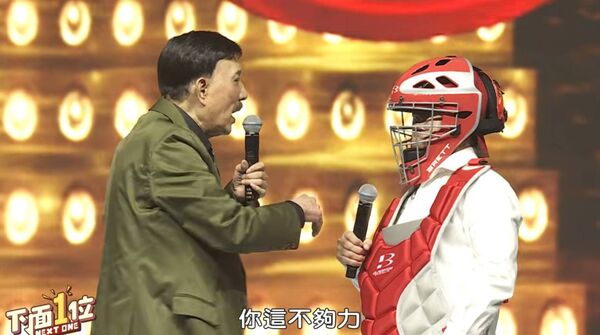 ▲余天與胡瓜等藝人拜拜求演出一切順利。（圖／下面一位）