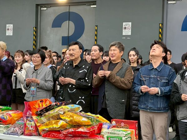 ▲余天與胡瓜等藝人拜拜求演出一切順利。（圖／下面一位）